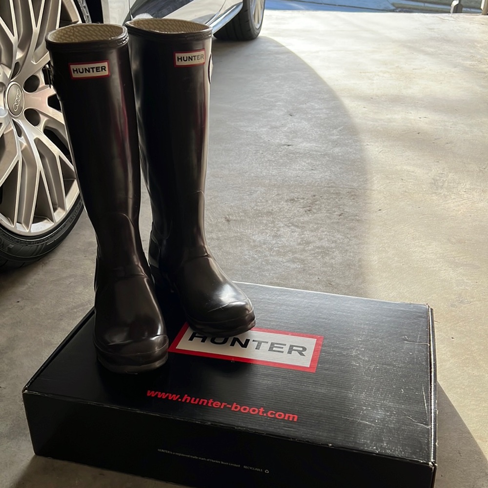 Lightly used Hunter original gloss tall rain boots in butter chocolate, Size 7